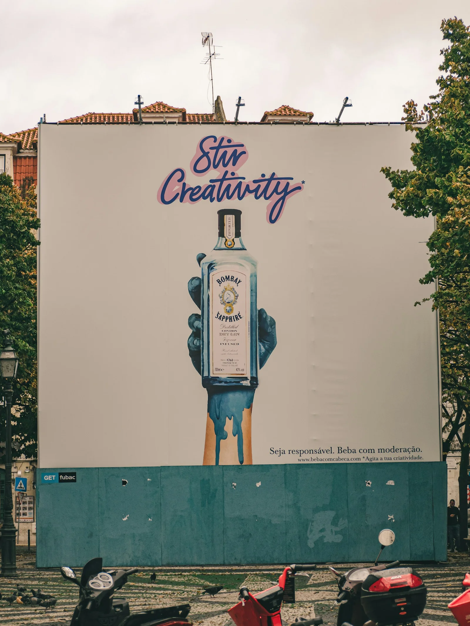 Branding vs. Advertising: Understanding the Key Differences and How They Work Together